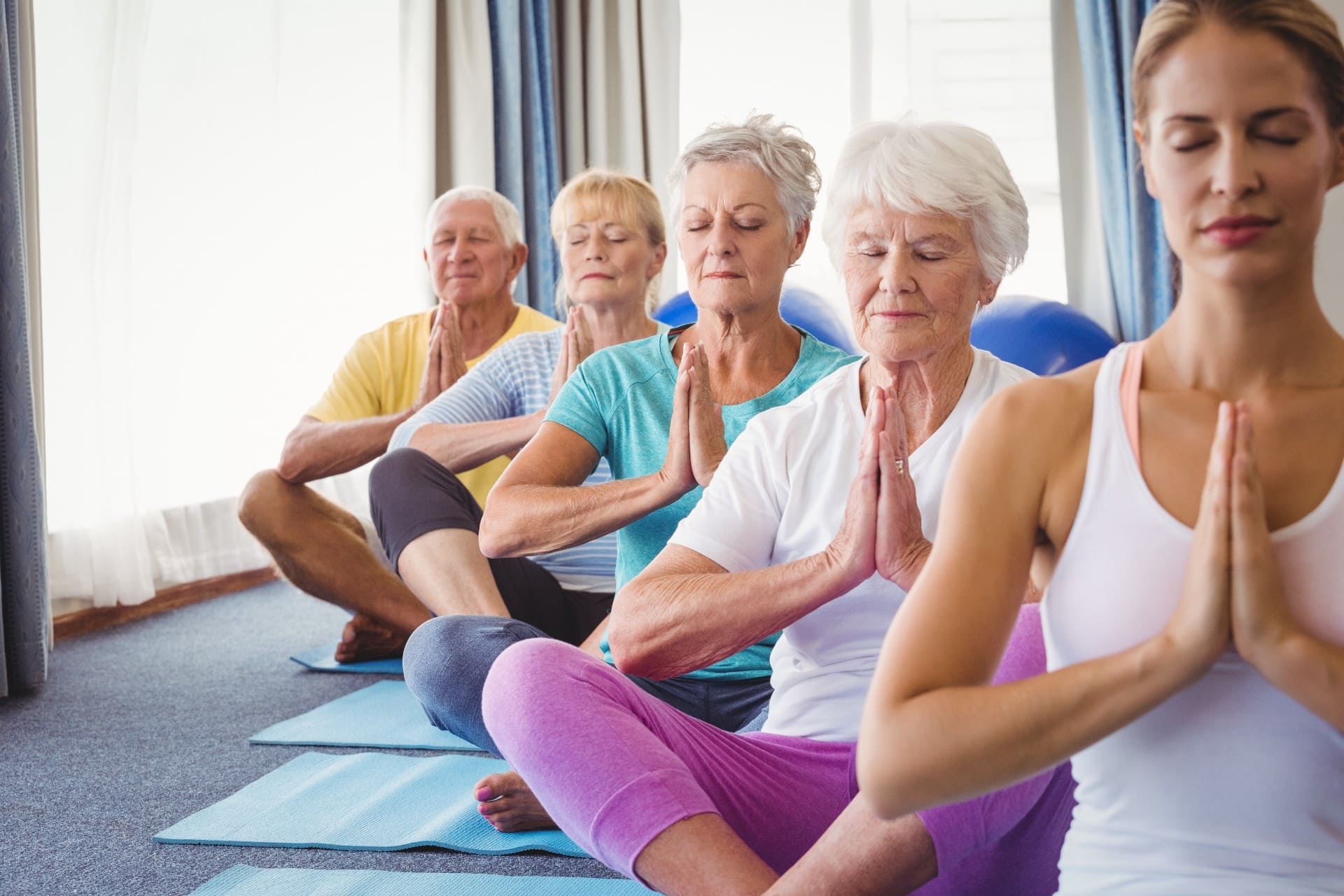 Женщины в возрасте занимаются. Физкультура для пожилых. Фитнес для пожилых. Занятия спортом пожилых людей. Занятия спортом пожилые.